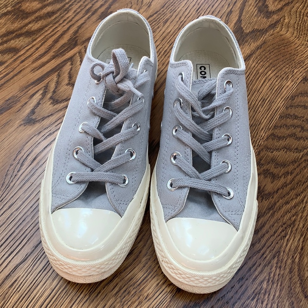 Converse Chuck Taylor All Star classics in size 6